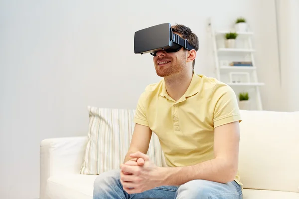 Jovem em realidade virtual headset ou óculos 3d — Fotografia de Stock