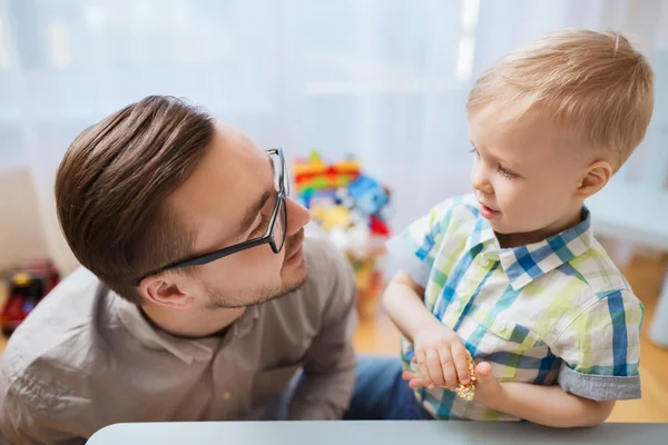 Pai e filho brincando com barro bola em casa — Fotografia de Stock