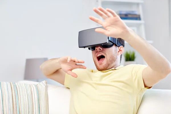 Jovem em realidade virtual headset ou óculos 3d — Fotografia de Stock