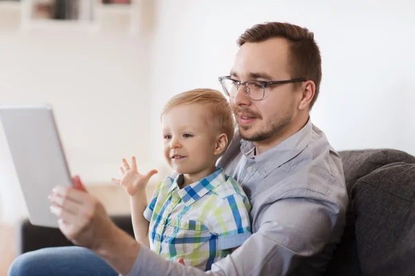 Pai e filho com tablet pc jogando em casa — Fotografia de Stock