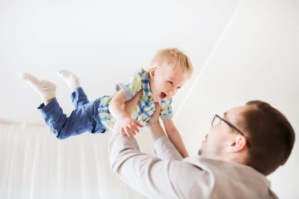 Padre con figlio giocare e divertirsi a casa — Foto Stock