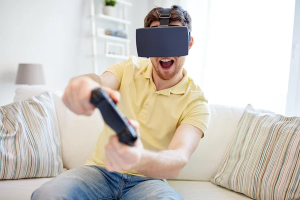 Homem em fone de ouvido realidade virtual com controlador — Fotografia de Stock