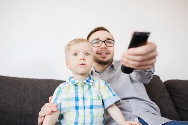 Otec a syn s vzdálené sledování televize doma — Stock fotografie