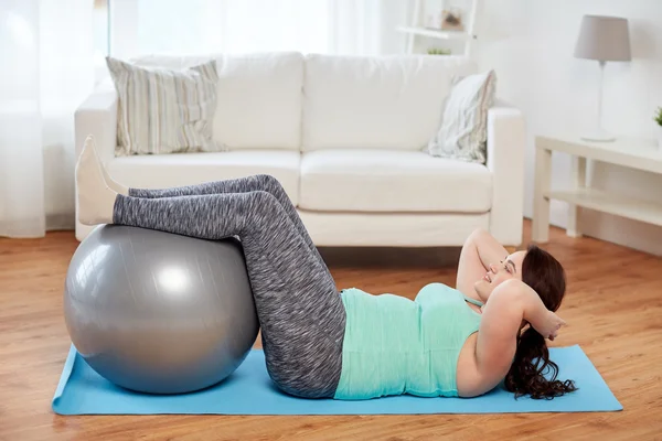 Plus-Size-Frau trainiert mit Fitnessball — Stockfoto