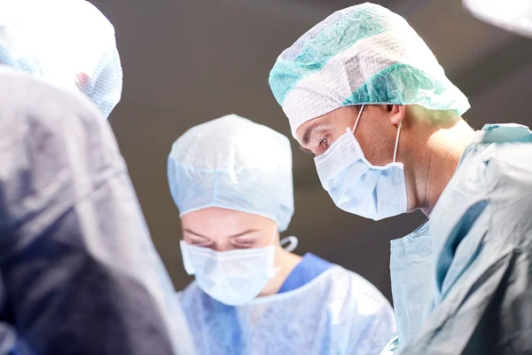 Grupo de cirurgiões em centro cirúrgico no hospital — Fotografia de Stock