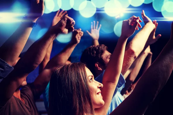 Smiling friends at concert in club — Stock Photo, Image