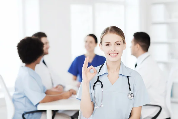 Medico felice sopra gruppo di medici in ospedale — Foto Stock