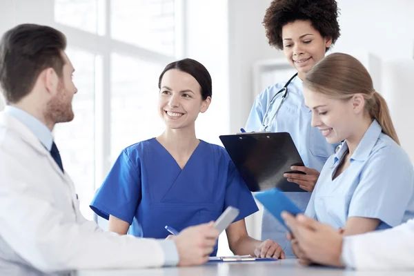 Gruppo di medici felici incontro presso l'ufficio ospedaliero — Foto Stock