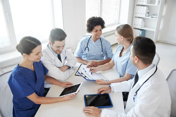 Groupe de médecins heureux réunion au bureau de l'hôpital — Photo