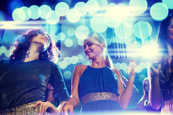 Smiling friends dancing in club — Stock Photo, Image