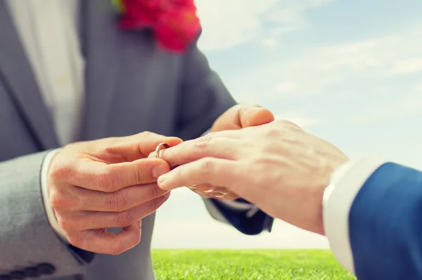 Close up de masculino gay casal mãos e anel de casamento — Fotografia de Stock