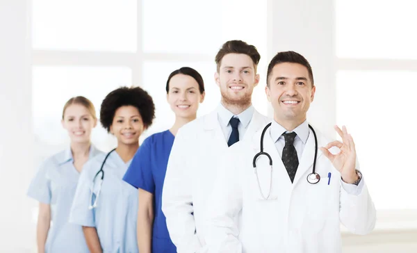 Grupo de médicos felices en el hospital — Foto de Stock