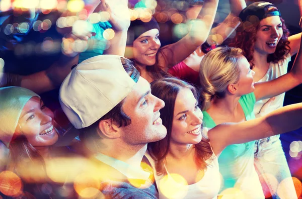 Smiling friends at concert in club — Stock Photo, Image