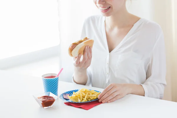Κοντινό πλάνο γυναίκα τρώει χοτ-ντογκ και τηγανιτές πατάτες — Φωτογραφία Αρχείου