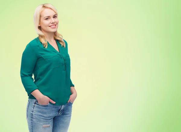 Lächelnde junge Frau in Hemd und Jeans — Stockfoto