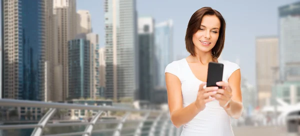 Mulher tomando selfie por smartphone sobre dubai cidade — Fotografia de Stock