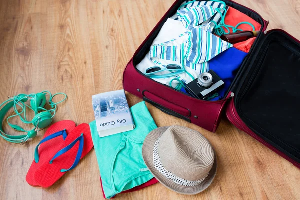 Close-up de saco de viagem com roupas e coisas — Fotografia de Stock