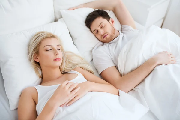 Feliz pareja durmiendo en la cama en casa —  Fotos de Stock