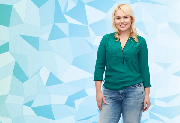 Mujer joven sonriente en camisa y jeans — Foto de Stock