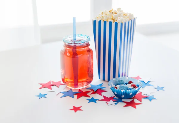 Boisson et pop-corn avec des bonbons le jour de l'indépendance — Photo