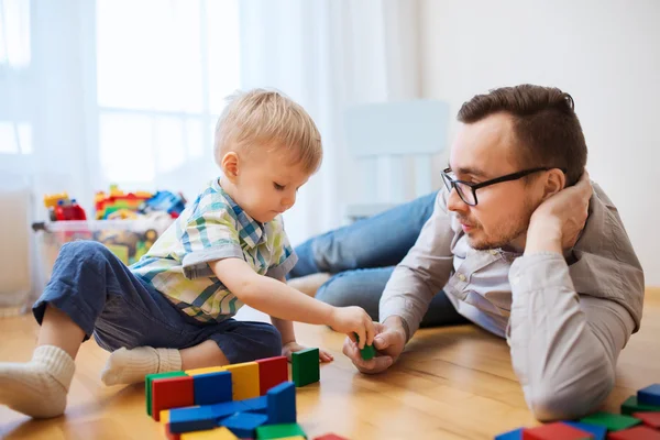 Padre e hijo jugando con bloques de juguetes en casa —  Fotos de Stock