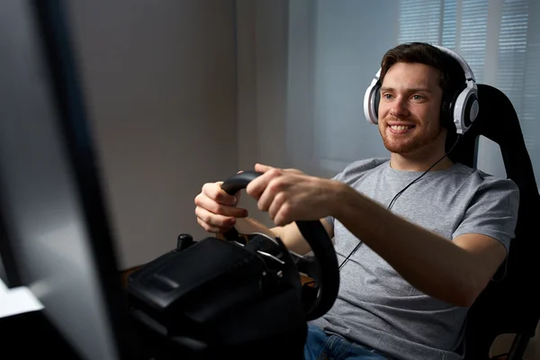 Hombre jugando coche de carreras de videojuegos en casa —  Fotos de Stock