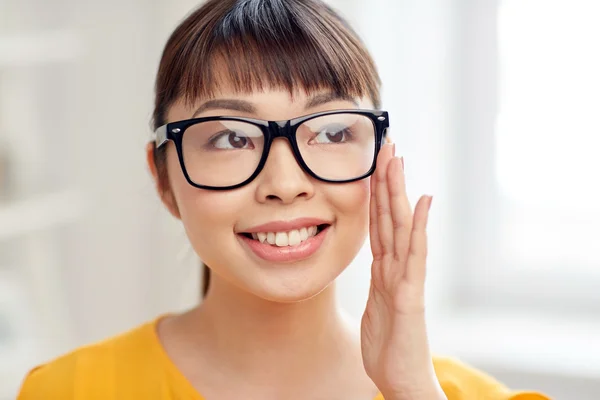 Szczęśliwy azjatyckich młoda kobieta w okularach w domu — Zdjęcie stockowe