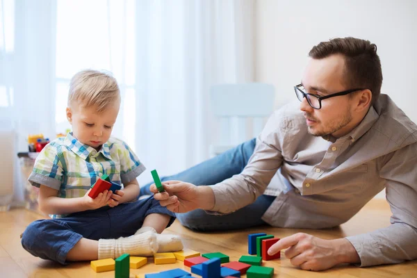 Pai e filho brincando com blocos de brinquedo em casa — Fotografia de Stock