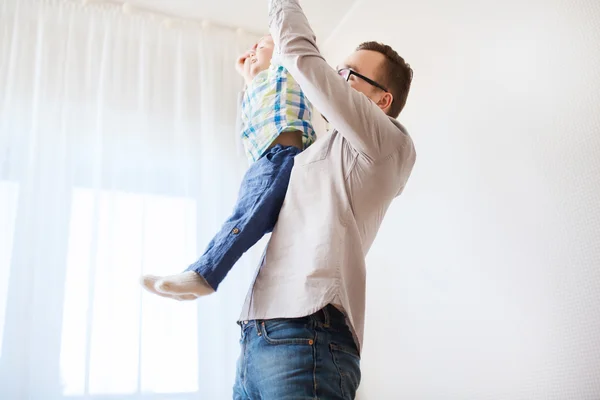 Padre con figlio giocare e divertirsi a casa — Foto Stock