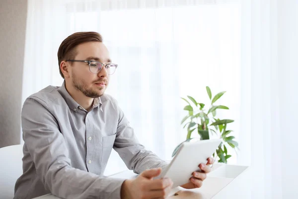 Trabalhador masculino criativo com tablet pc no escritório em casa — Fotografia de Stock