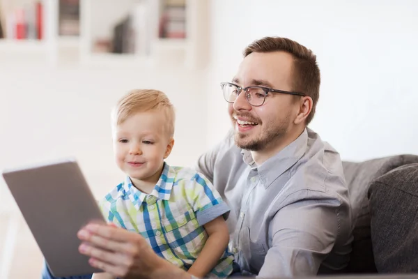 Pai e filho com tablet pc jogando em casa — Fotografia de Stock