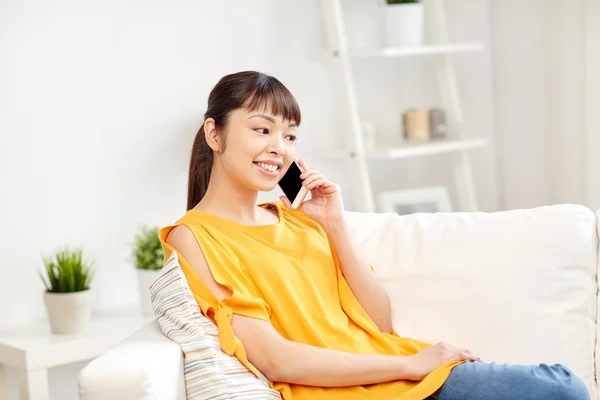Happy asiatisk kvinna ringer på smartphone hemma — Stockfoto