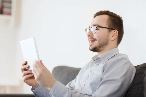 Lächelnder Mann, der zu Hause mit Tablet-PC arbeitet — Stockfoto