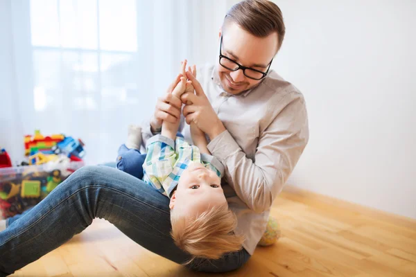 Vader en zoon spelen en plezier thuis — Stockfoto