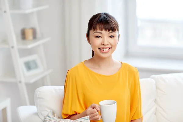 Gelukkig Aziatische vrouw, drinken van thee beker — Stockfoto