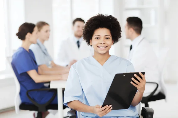 Gelukkig arts over groep van dokters in ziekenhuis — Stockfoto