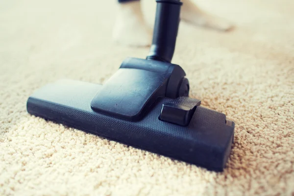 Close up of vacuum cleaner cleaning carpet at home — Stock Photo, Image