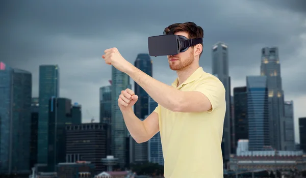 Ember a virtuális-valóság sisak vagy a 3D-s szemüveg — Stock Fotó