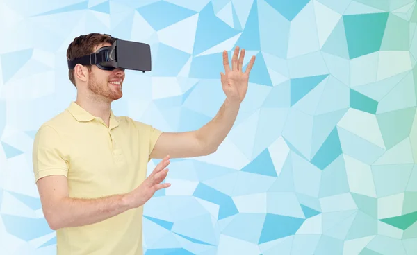 Felice uomo in cuffia realtà virtuale o occhiali 3d — Foto Stock