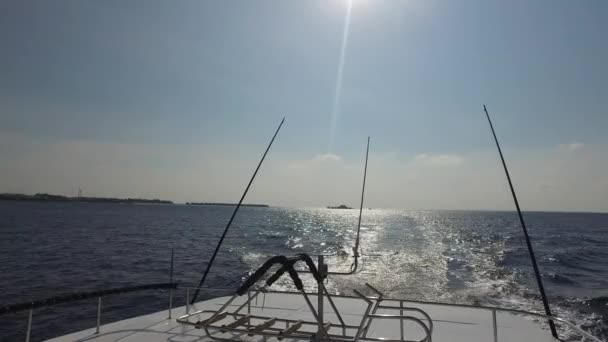 Cubierta de velero o yate navegando en el mar — Vídeo de stock