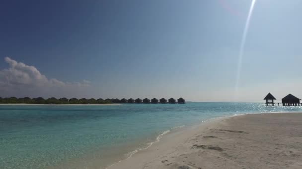 Cabañas bungalow en el mar en la playa del complejo tropical — Vídeo de stock