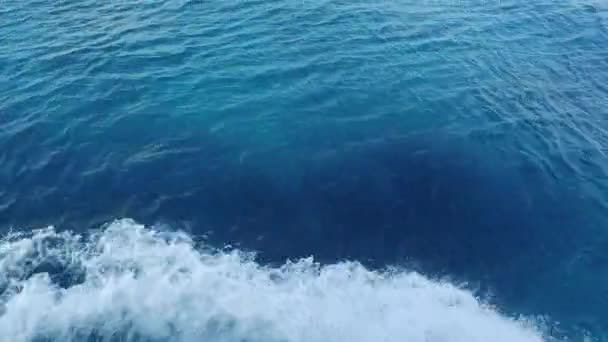 Acqua di mare blu con traccia di barca — Video Stock