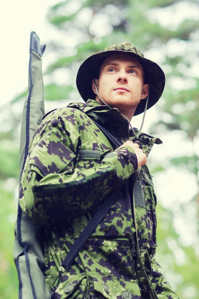 Jeune soldat ou chasseur armé en forêt — Photo