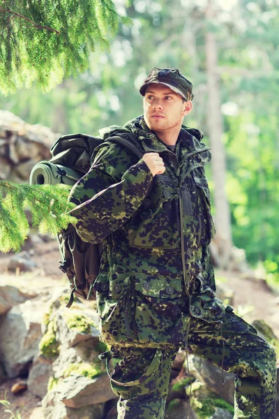 Jeune soldat avec sac à dos en forêt — Photo