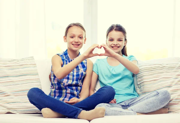 Niñas felices mostrando la forma del corazón signo de mano —  Fotos de Stock