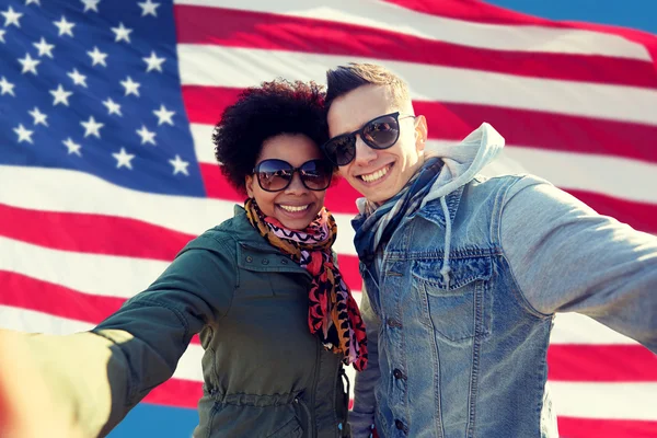 Heureux couple prendre selfie sur drapeau américain — Photo