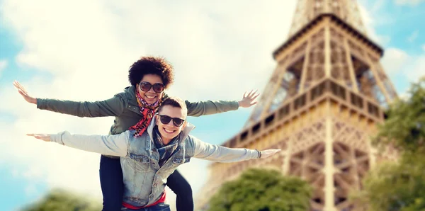 Ευτυχισμένο ζευγάρι εφηβική πέρα από το Παρίσι Πύργος του Άιφελ — Φωτογραφία Αρχείου