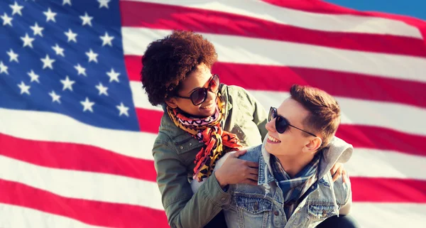 Feliz casal multirracial sobre bandeira americana — Fotografia de Stock