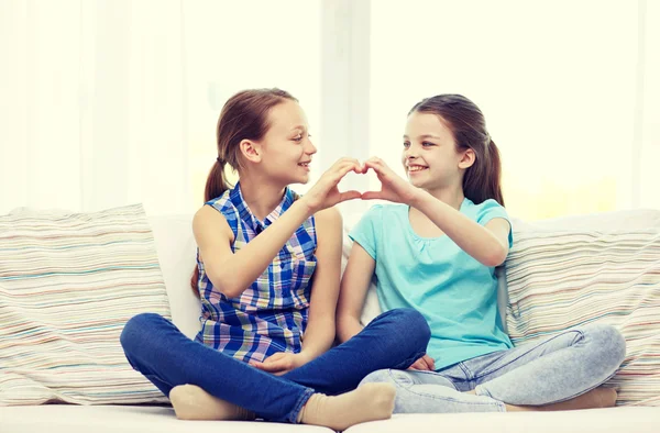 Счастливые маленькие девочки показывают форму сердца знак руки — стоковое фото