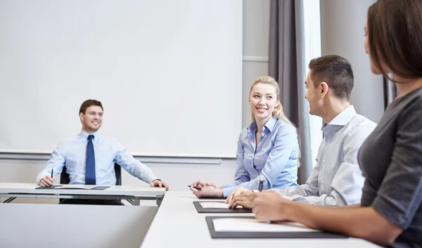 Grupo de empresários sorridentes reunidos no escritório — Fotografia de Stock